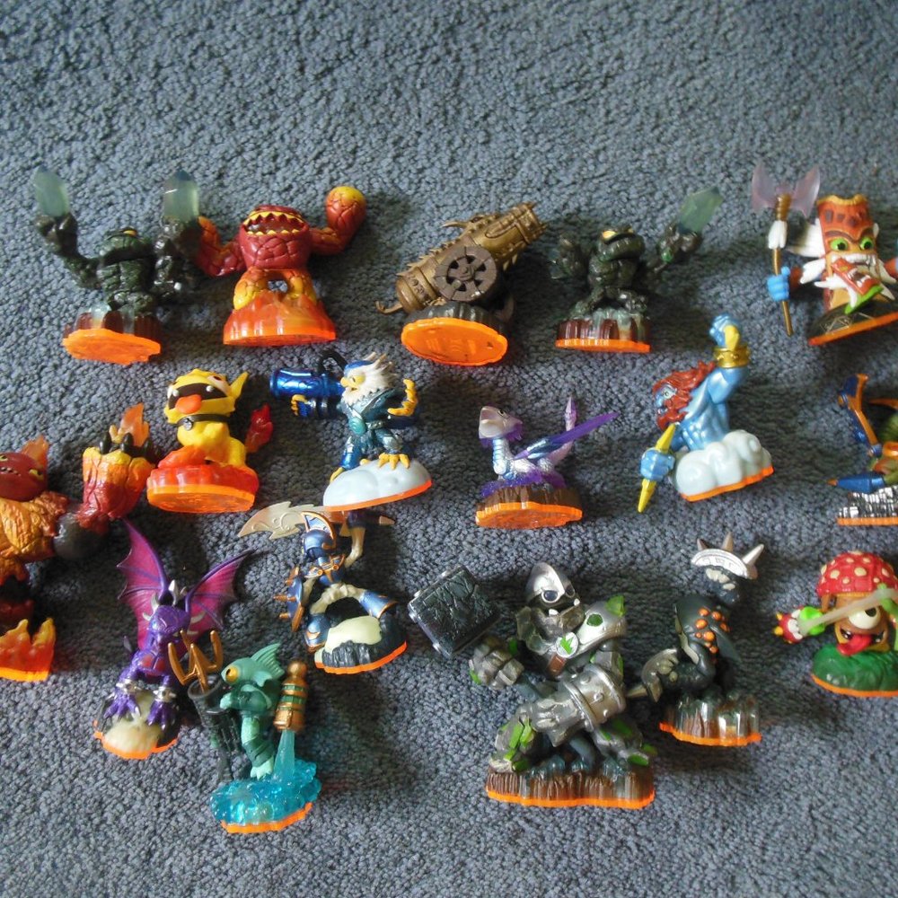 Skylanders Lot Of 17 Figures Some Giants & Carry Case 14X 14 Like New